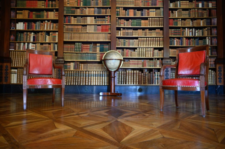 The villa has a large library which contains some 15,000 books, with the oldest volumes dating back to the 15th century