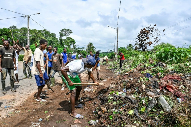Beautification: local residents clear roadside rubbish ahead of Gbagbo's homecoming