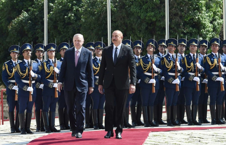 Recep Tayyip Erdogan (L) inspected Azerbaijani troops alongside President Ilham Aliyev