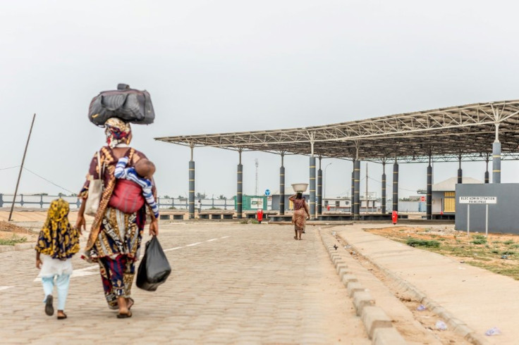 A very quiet Togo-Benin border crossing at Hillacondji.