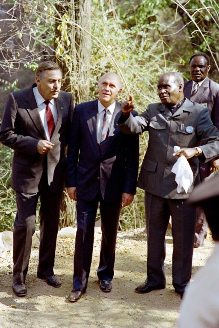 Kaunda meeting the then South African president Frederik Willem de Klerk (c) and South African foreign minister Pik Botha (l in Zambia in 1989