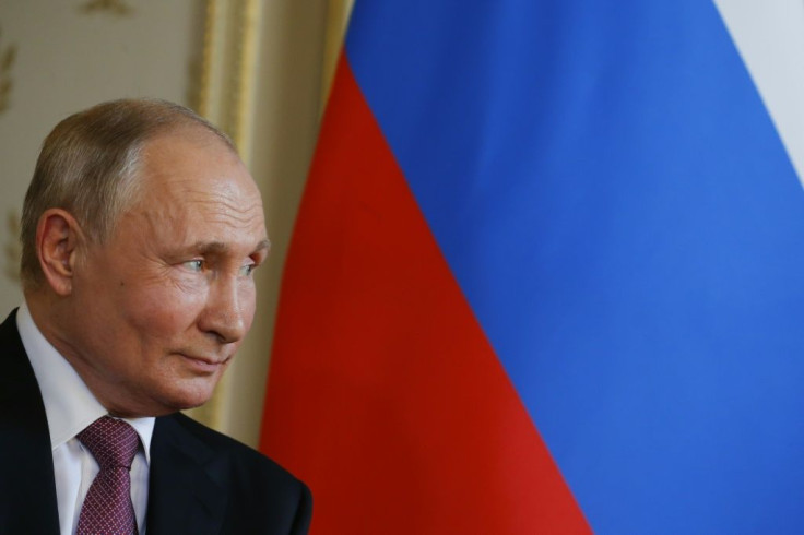 Putin boasts much approval ratings than his United Russia party