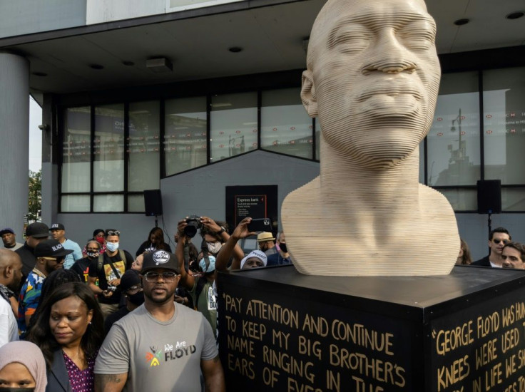 Terrence Floyd (Ã  gauche) Ã  cÃ´tÃ© de la statue de son frÃ¨re George, Ã  Brooklyn samedi