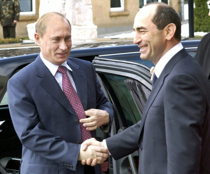 Robert Kocharian (r) counts Russian President Vladimir Putin as a friend. Here the two leaders meet in 2005 when Kocharian was Armenia's president