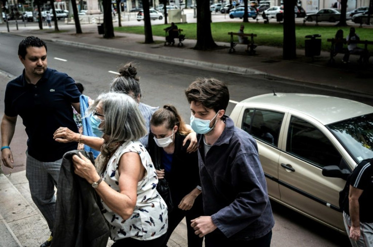 Valerie Bacot (C) arrives flanked by relatives at the Chalon-sur-Saone Courthouse