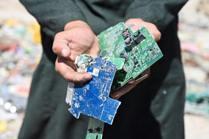 Traders search through scrap for items they can sell to specialised dealers