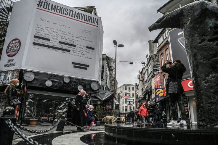 A giant petition hung by women's rights activists displays the hastag 'Olmekistemiyorum-Idontwanttodie'