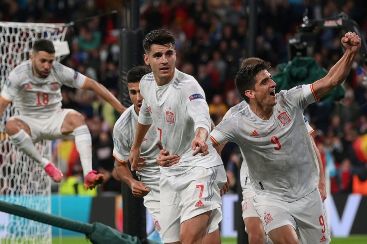 Spain players celebrate Alvaro Morata's late equaliser at Wwembley