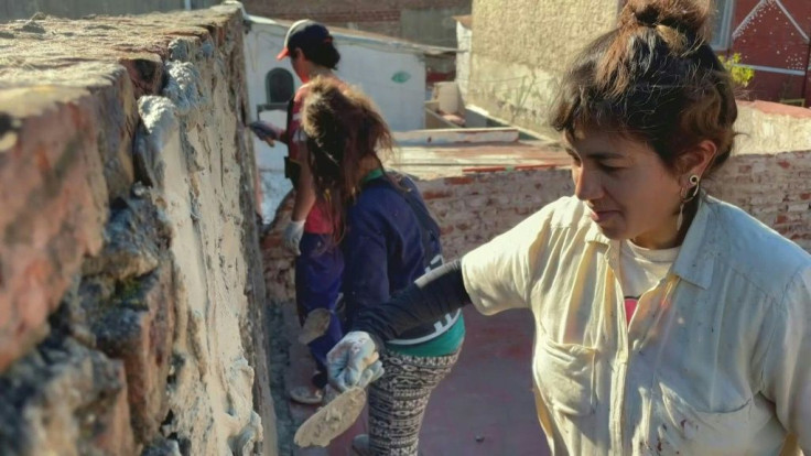 Andrea Figueras managed the women on a mixed crew in a project supported by the Avellaneda local government