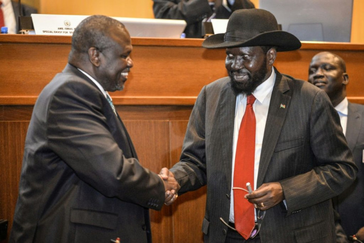 Salva Kiir (r) and Riek Machar shake hands on a peace deal in 2018