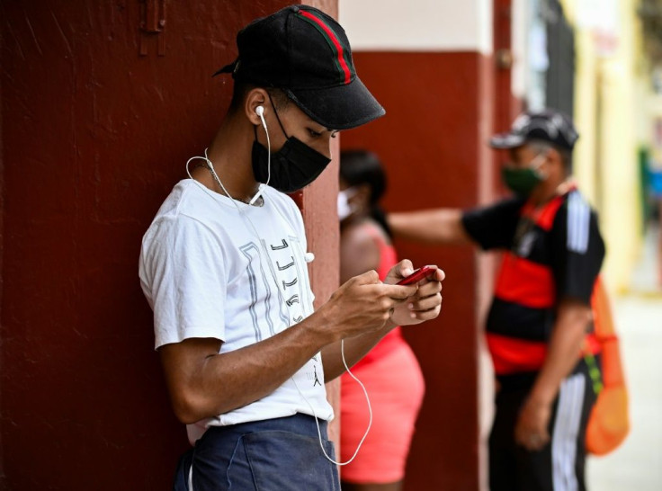 After internet access was reestablished in Cuba after a three-day blockage, social media websites remained offline for another 24 hours