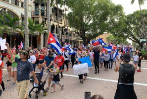 2021_Cuban_government_protest_in_Naples_Florida