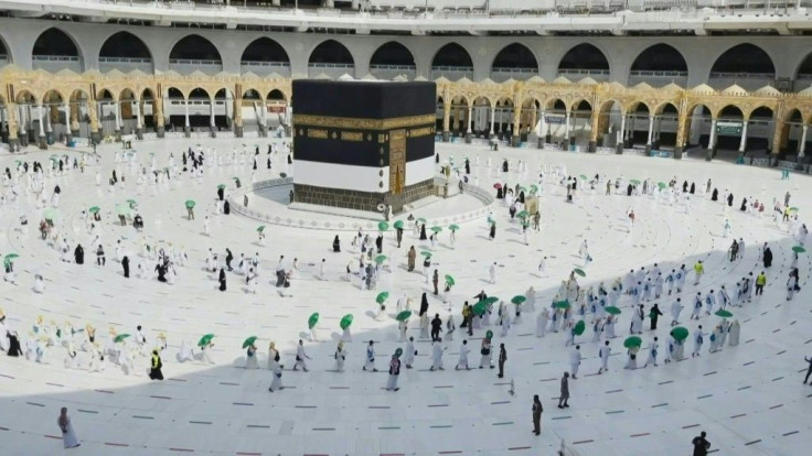 The first group of pilgrims arrive at the Grande Mosque of Mecca to perform the welcoming Tawaf