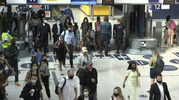 IMAGES Commuters walk through Victoria station in London at rush hour, some wearing masks and some without, as the British government scraps legal mandates covering the wearing of masks. All social distancing has been scrapped in England, with some media 