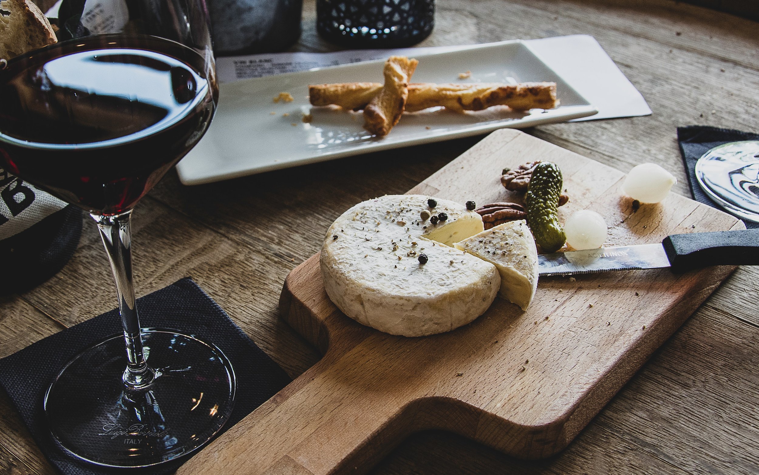 8 Best Wine And Cheese Pairings For National Wine And Cheese Day 2021