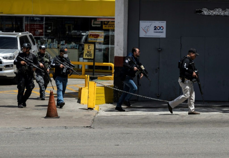 The toll after two days of clashes between gang members and security forces in Cota 905 was given as 22 'delinquents' and four security officials, while the civilian toll is unknown