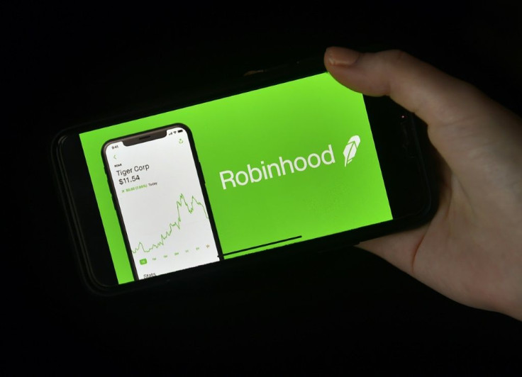 The fast-growing online investment platform Robinhood stumbled in its trading debut and still faces questions about its model