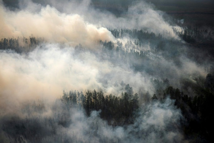 With emergency services struggling, hundreds of volunteers have joined the efforts to contain the blazes, which experts have linked to climate change