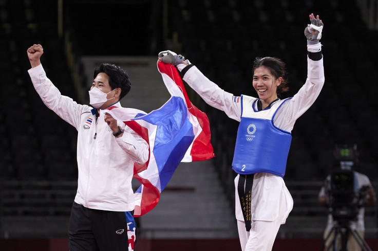 Panipak Wongpattanakit (R) of Team Thailand