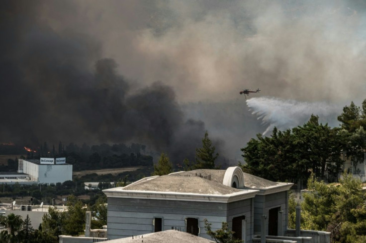 The blaze spread at the foot of Mount Parnitha with the fire service telling people to evacuate