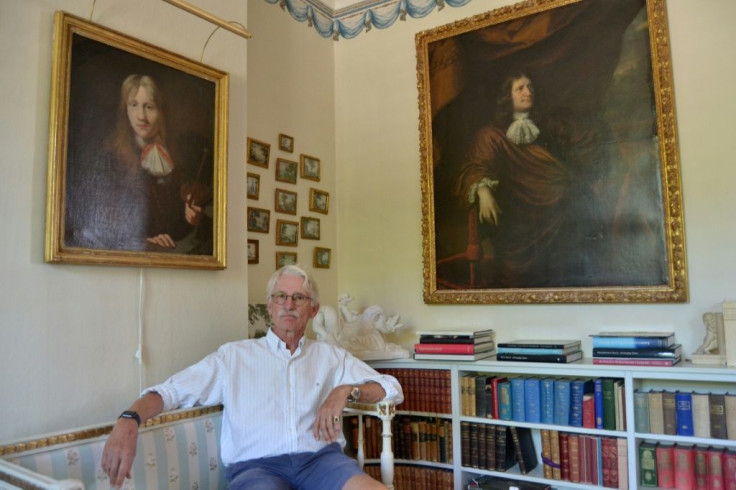 The aim of a "fideicommissum", or the bequeathing of a noble family's property to a single heir, is to keep the estate intact and avoid it becoming fragmented if it were to pass to several heirs