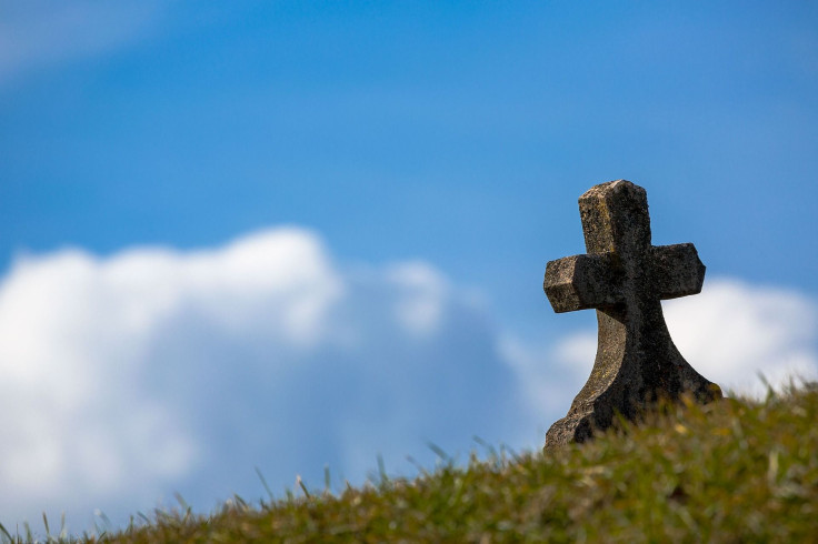 grave-674443_1920