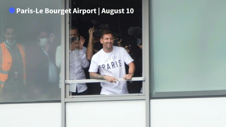 IMAGES NÂ°9KX6BG Lionel Messi waves to fans from his hotel balcony on his first night in Paris.