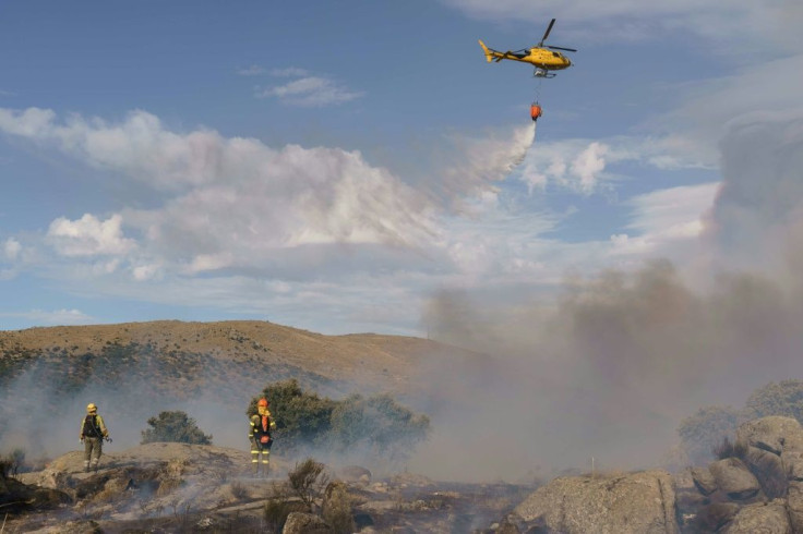 More than 500 firefighters are tackling the blaze in the Avila district with the help of specialised aircraft