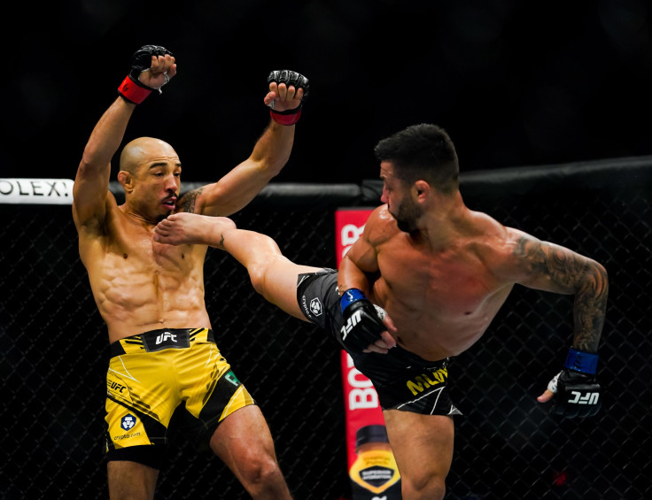 Jose Aldo dodges the kick of Pedro Munhoz