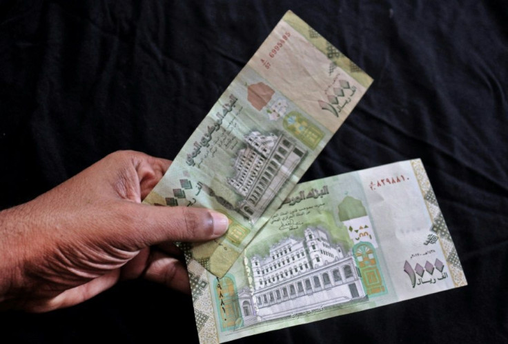 Both old (top) and new (bottom) issues of the 1000 riyal banknote are used in government-controlled zones