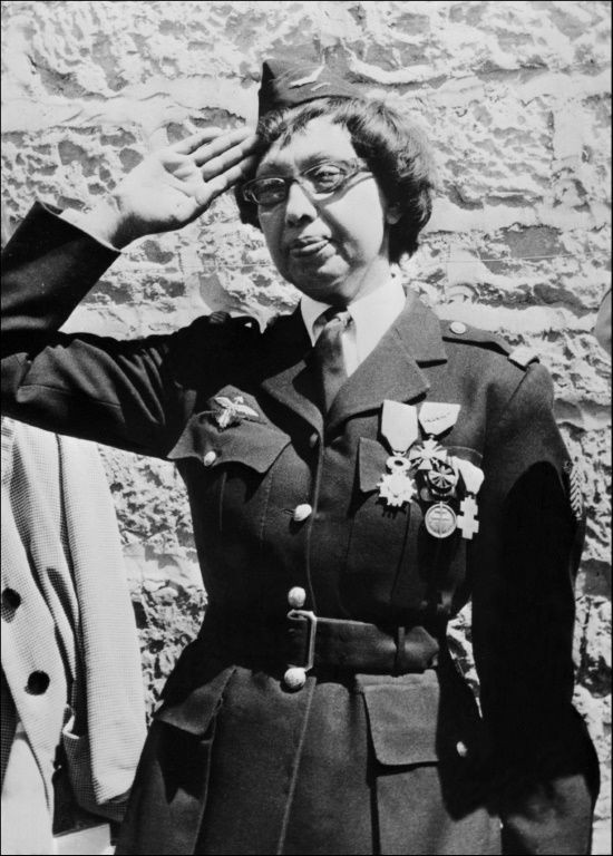 Baker salutes after receiving the Legion d'honneur in 1961