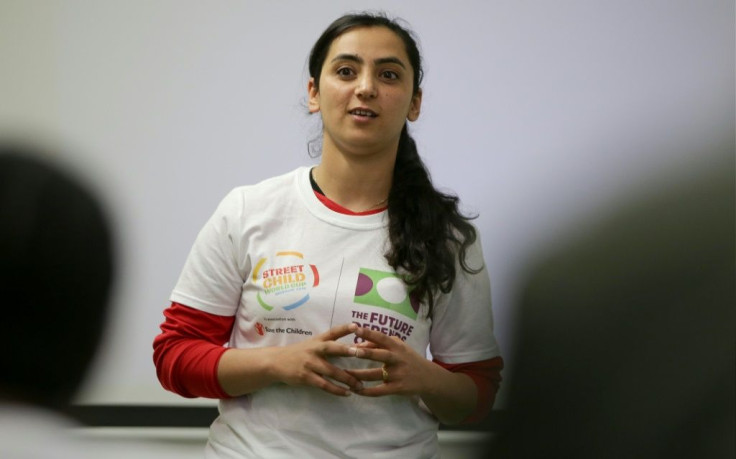 L'ancienne capitaine de l'équipe afghane de football féminin Khalida Popal, lors d'une réunion avec des jeunes femmes à Londres le 9 avril 2018