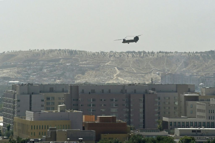 A US Chinook military helicopter flies above the US embassy in Kabul on August 15, 2021
