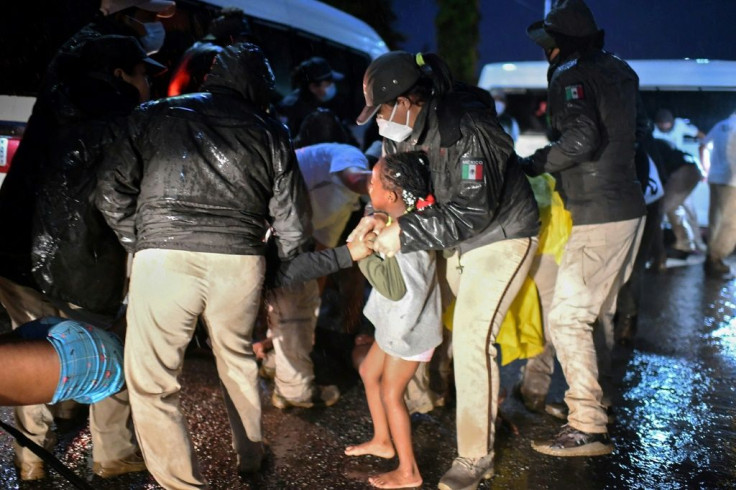 Mexican migration officers detain Central American and Haitian migrants heading in a caravan to the US in Mapastepec, Chiapas State, Mexico, early on September 1, 2021