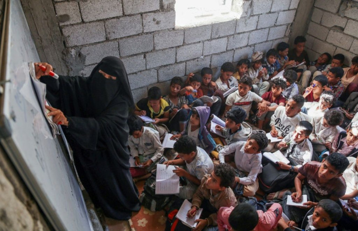 Taez's al-Thulaya school holds classes on the bare floor in an unfinished residential building