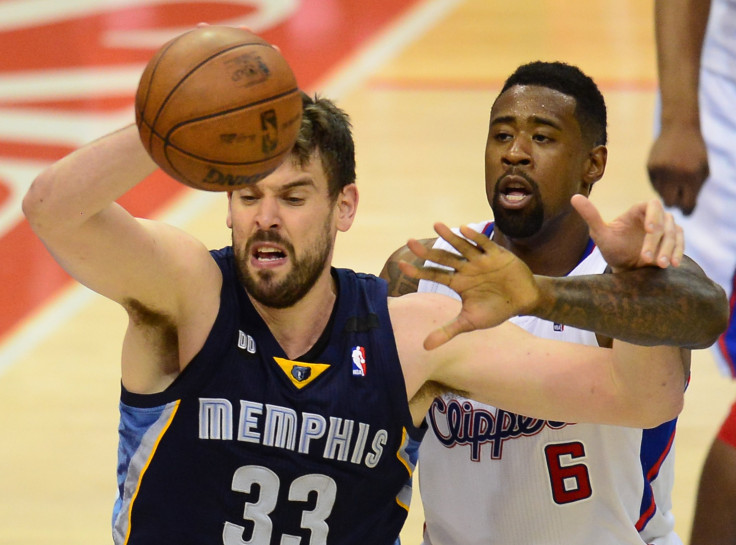 DeAndre Jordan (R) of the Los Angeles Clippers pressures Marc Gasol (L) of the Memphis Grizzlies 