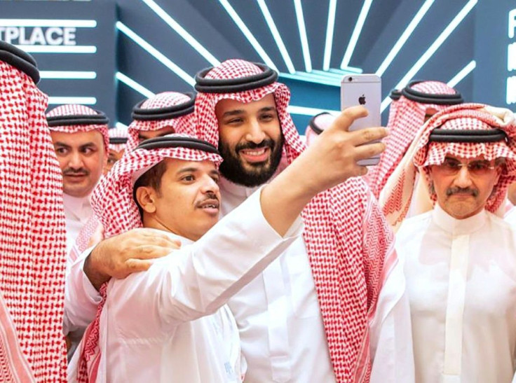 Saudi Crown Prince Mohammed bin Salman poses for a selfie during an investment conference in Riyadh on October 23, 2018