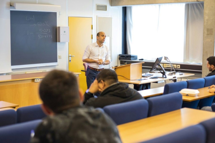 Despite the prospect of a high-paying job later on, at the University of Stavanger, the number of Masters students in oil engineering is shrinking