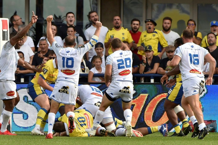 Castres' players celebrate celebrate Kevin Kornath's winning try