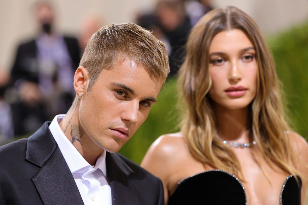 Hailey Bieber Spotted Comforting Husband Justin At Coachella Twitter Reacts Ibtimes