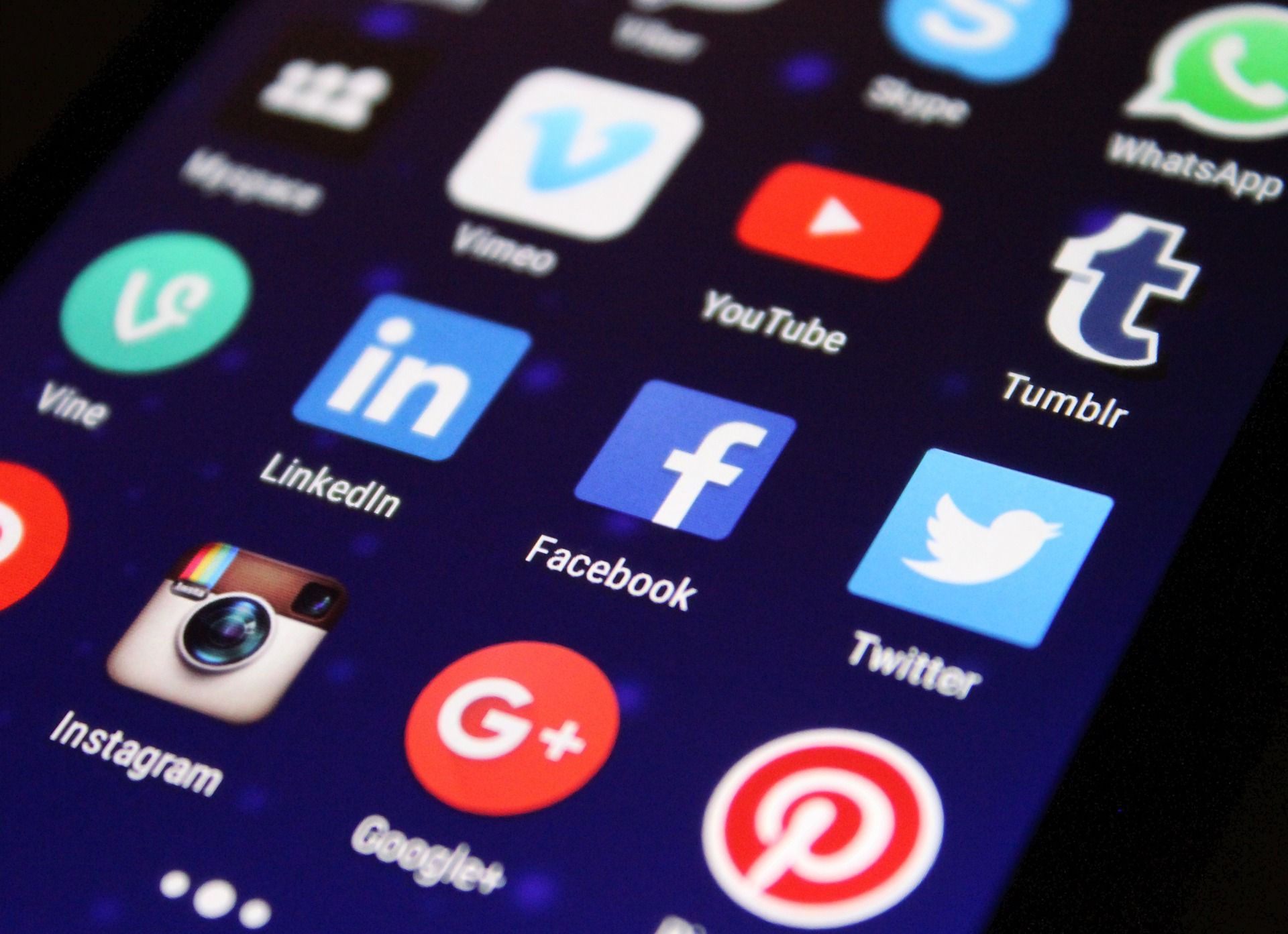 12 Best Social Media Management Apps & Tools According To Expert Users