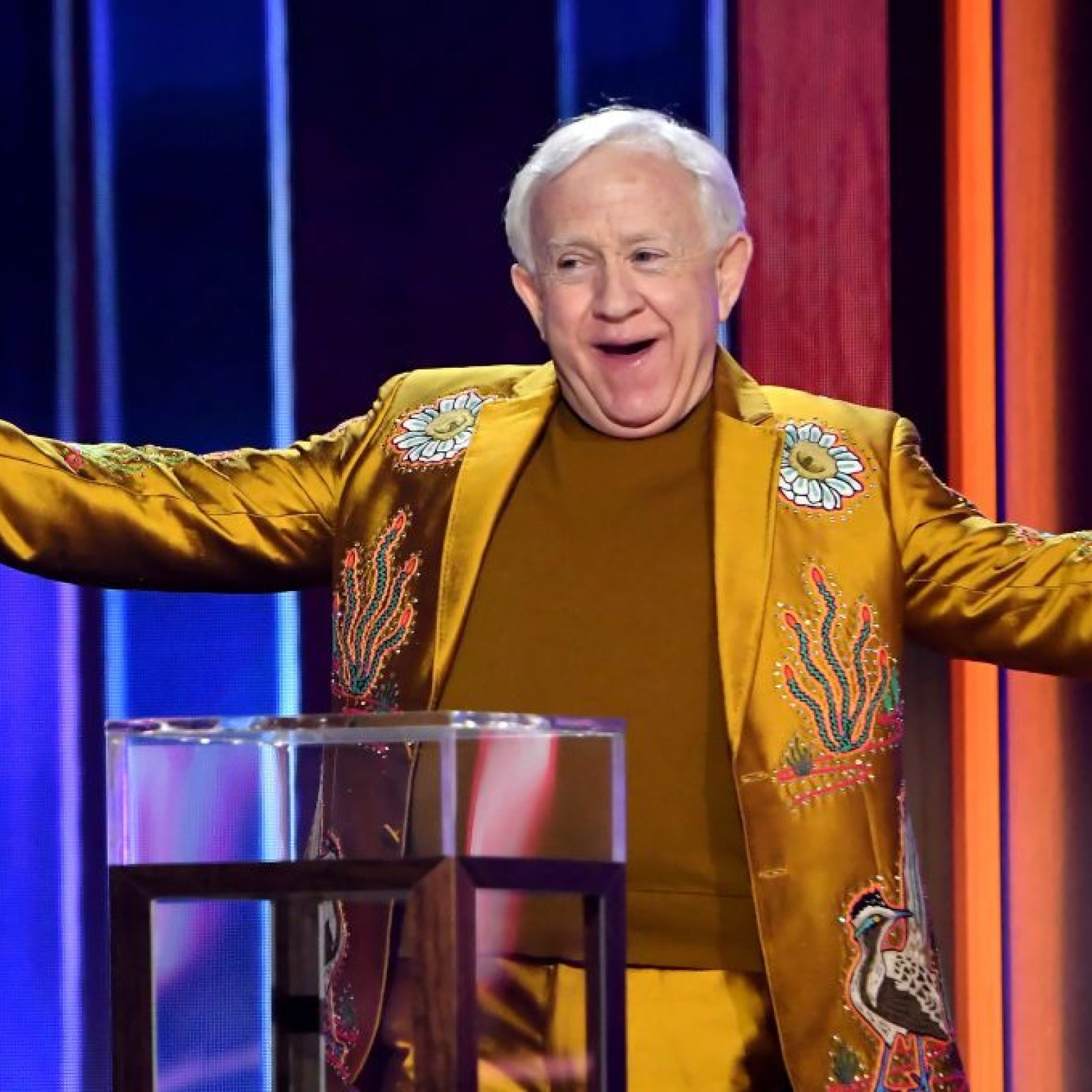 Mayim Bialik Says Call Me Kat Tribute Will Make Leslie Jordan S Character Live Forever Mayim Bialik Says Call Me Kat Tribute Will Make Leslie Jordan S Character Live Forever