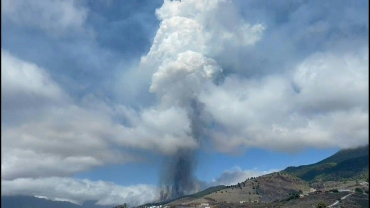 IMAGESLa Cumbre Vieja volcano erupts in Spain's Las Palmas, as smoke billows from the mountainside in the Canary Islands.