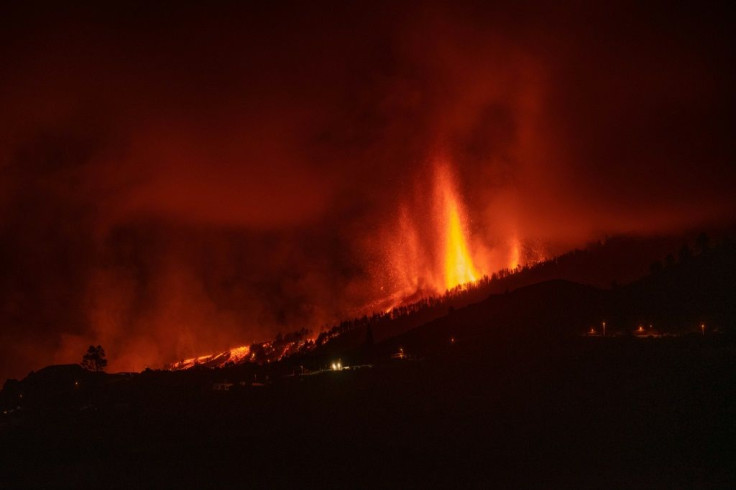 A new fissure emerged on the slopes of the Cumbre Vieja volcano overnight