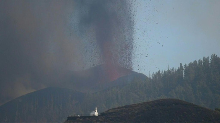 IMAGES Images show the Cumbre Vieja volcano erupting as it belches out more lava and forces another 500 people to flee. The Cumbre Vieja on Spain's Canary Islands volcano has forced a total of 6,000 people from their homes and destroyed around 100 propert