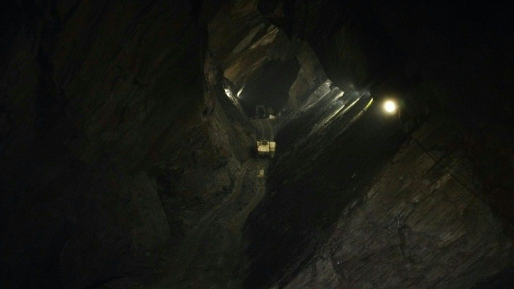 61-year-old Vincent Théret has been working alone in an underground slate quarry in the Belgian Ardennes for almost ten years. In an impressive quarry on the heights of the village of Alle-sur-Semois, he recovers the remaining shale left behind by the mi