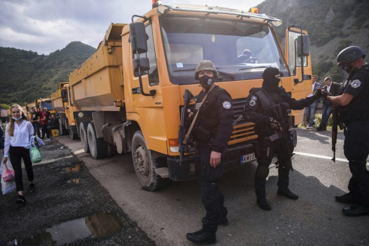 Ethnic Serb protesters have blocked roads leading to the border crossing with Serbia to protest Kosovo's new rules on cross-border licence plates