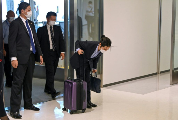 Kei Komuro bowed deeply at the airport and did not speak