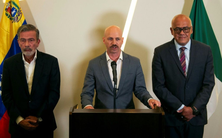 Norwegian mediator Dag Nylander (C) speaks at a news conference with the head of the Venezuelan government delegation, Jorge Rodriguez (R), and chief opposition negotiator Gerardo Blyde (L)