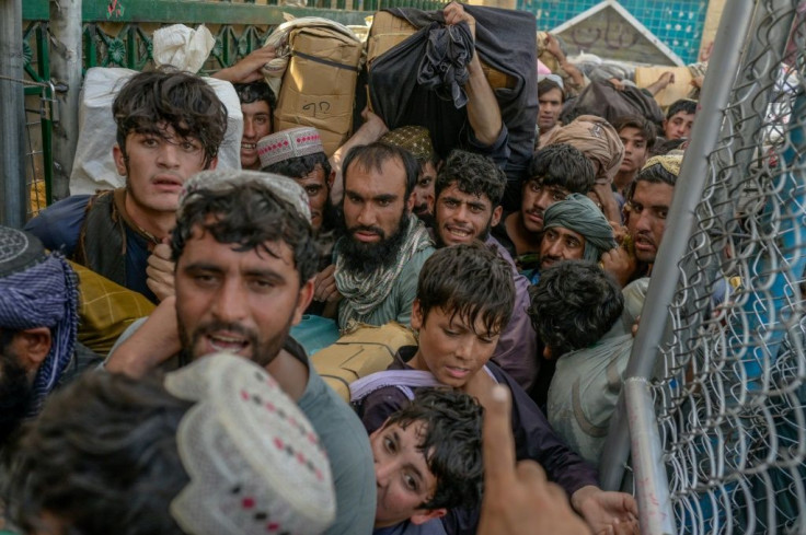 People rush to pass the border gate to Pakistan from the Afghanistan border in Spin Boldak